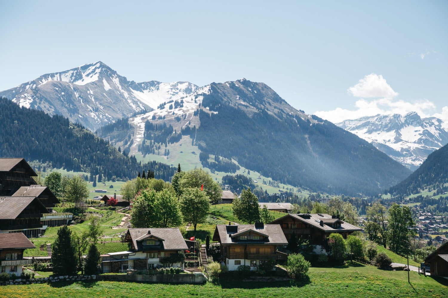 Dorf in den Bergen in Österreich